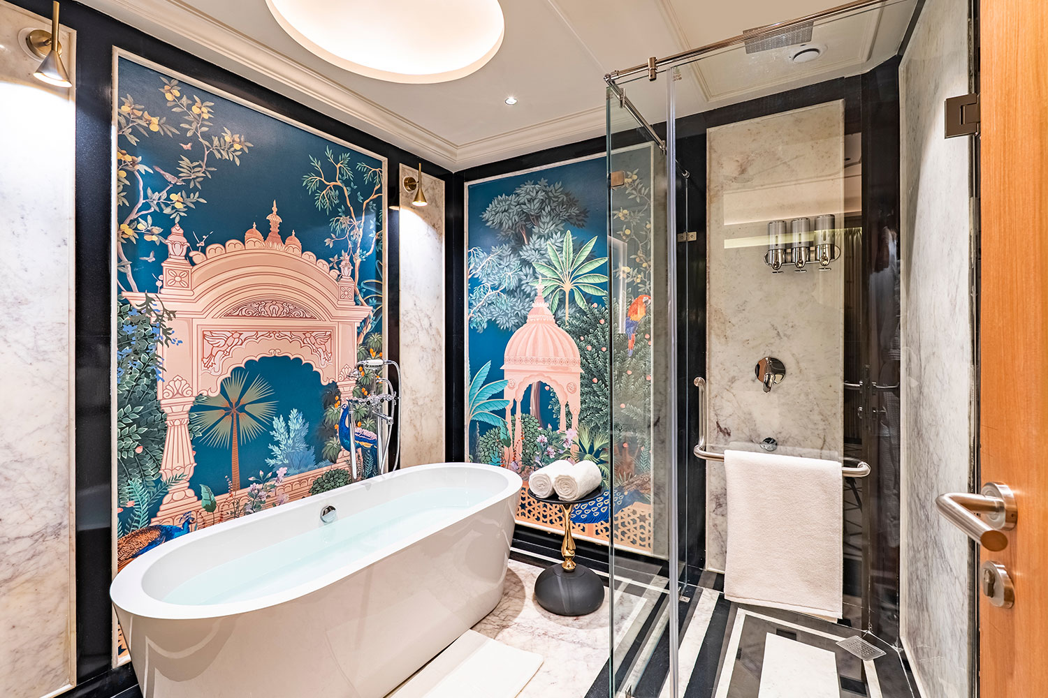 BATHTUB-SUITE-ROOM-#101